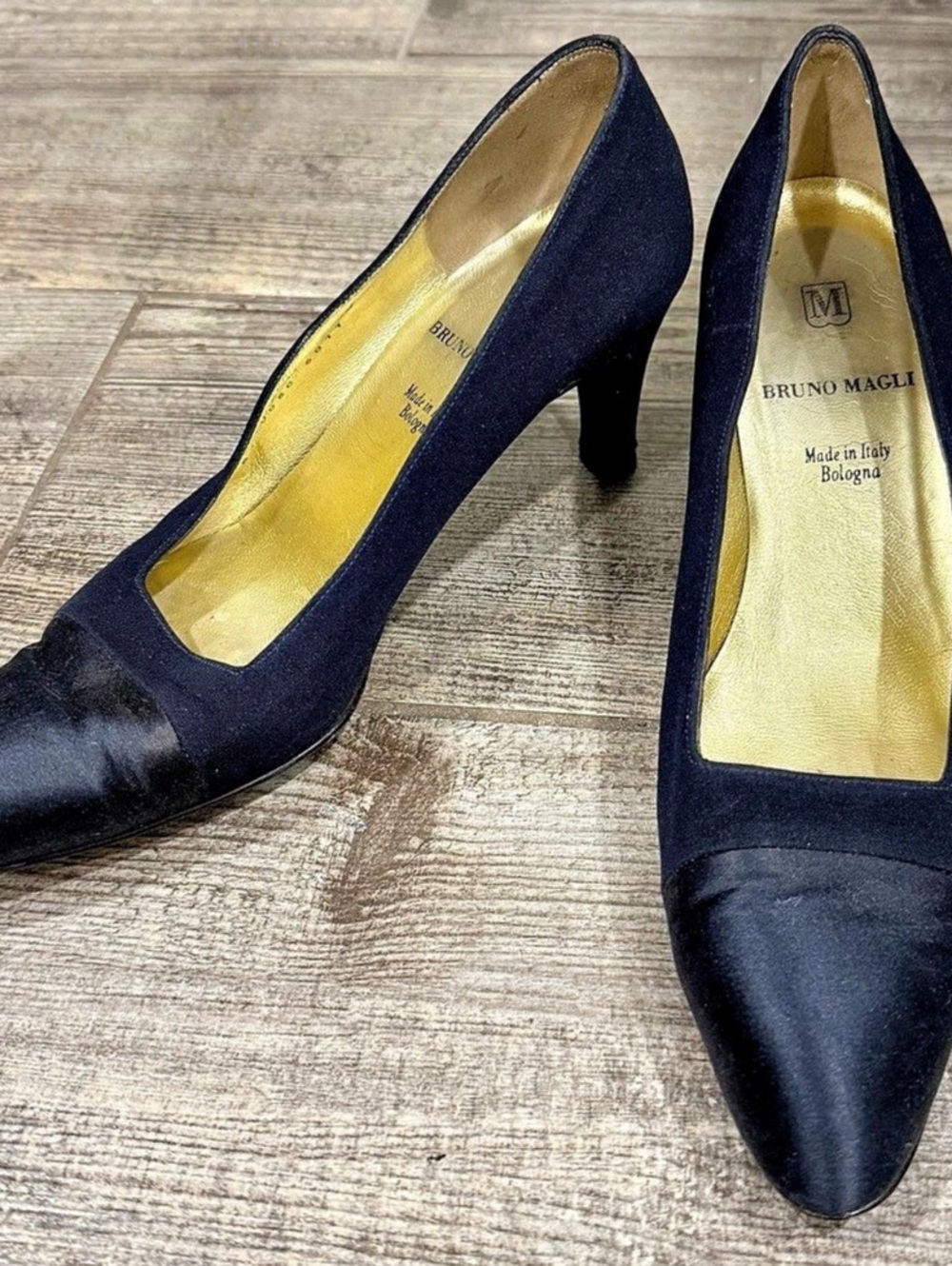 Bruno Magli navy Pointed Toe Heels size 6